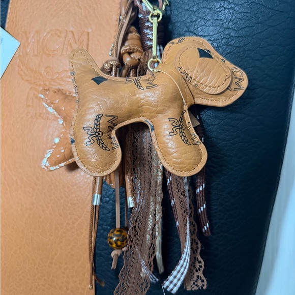 MCM PARFUME TOTE WITH NOVELTY KEYCHAIN - Picture 5 of 6